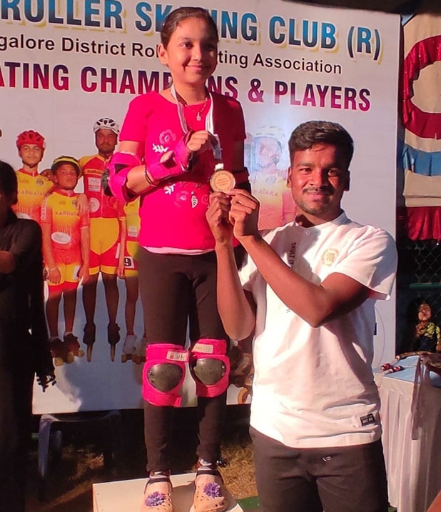 Aishwarya Jingade holding her roller-skating medal